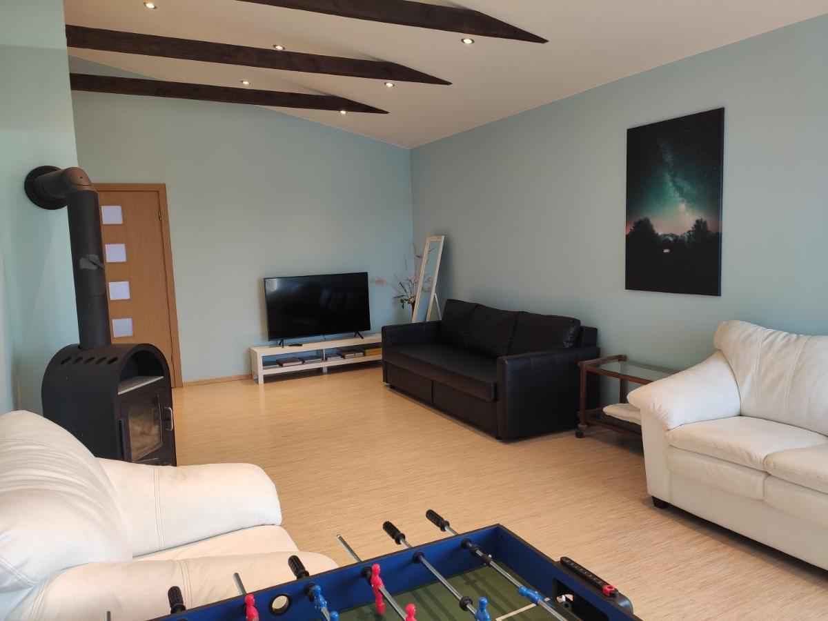 Spacious & Cozy With Forest View Butas